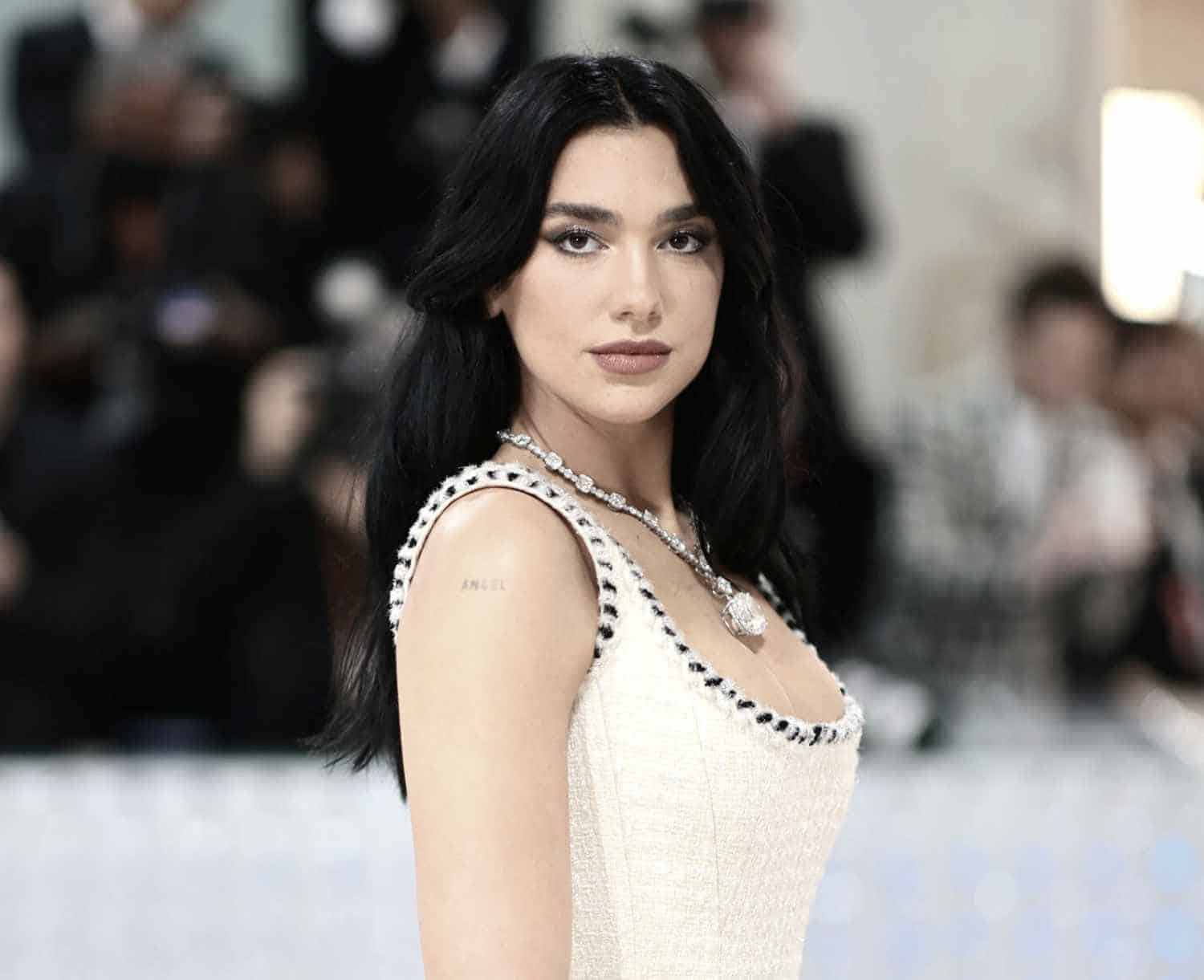 Dua Lipa Age, Height, Weight, Career, Boyfriends, Affairs